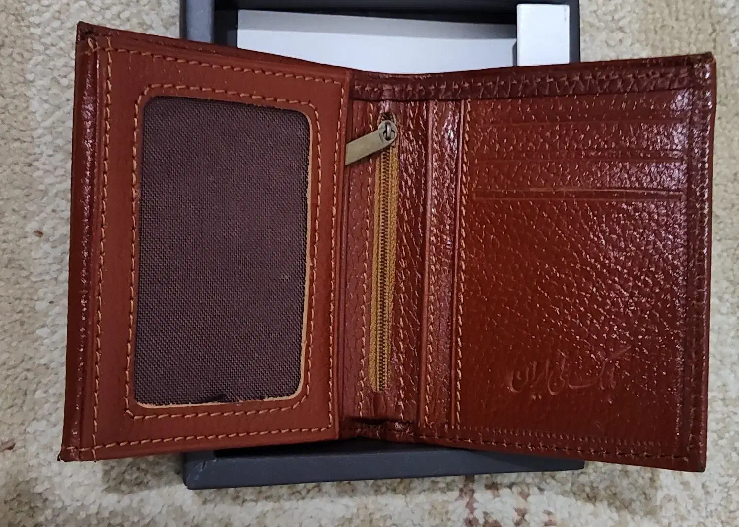 تعدادی کیف جیبی  و کیف اداری و لب تاپ|کیف، کفش، کمربند|ری, شهادت|دیوار