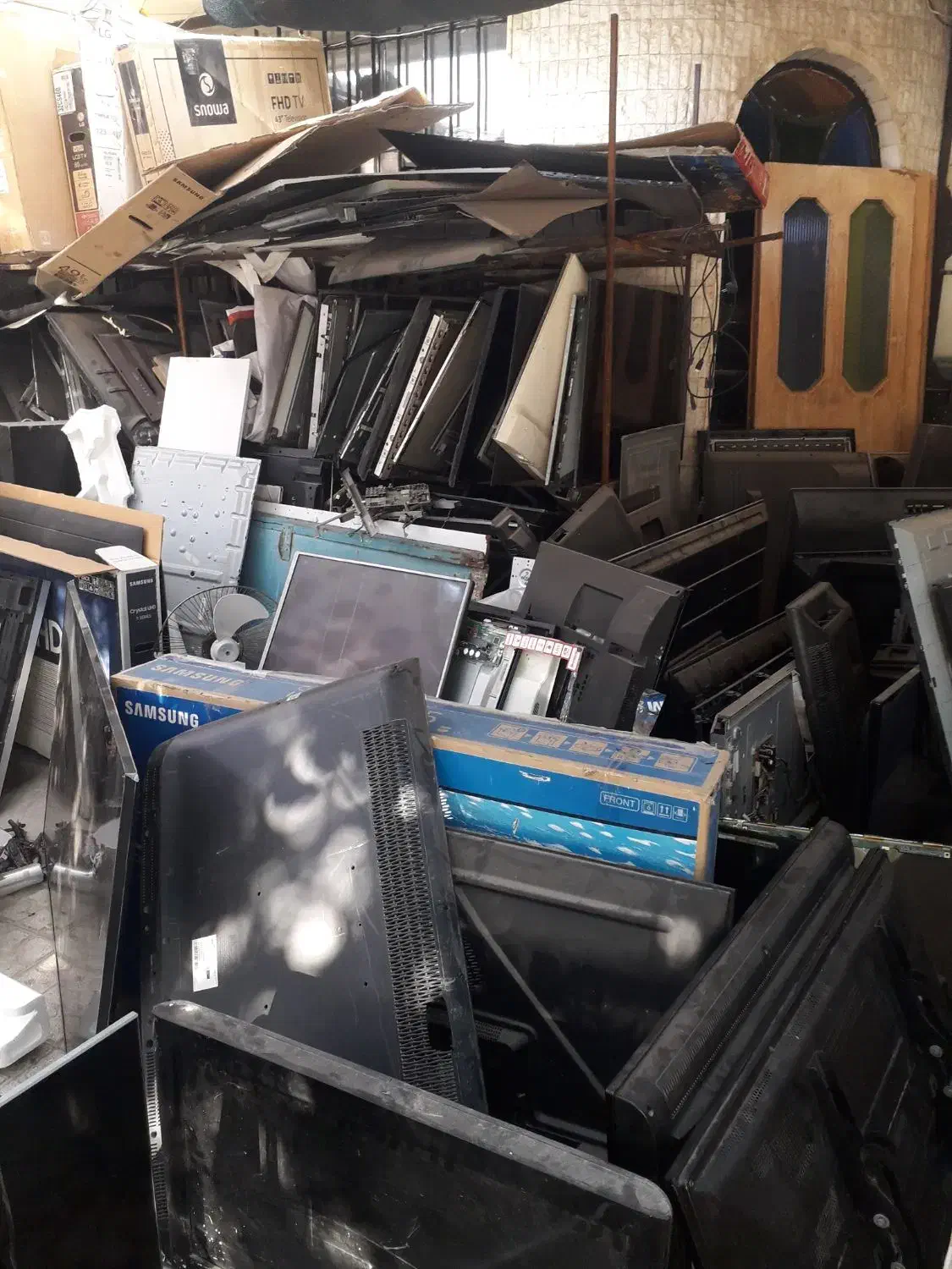 تعویض بکلایت TV شکسته میبروم|تلویزیون و پروژکتور|شیراز, شیخ علی چوپان|دیوار