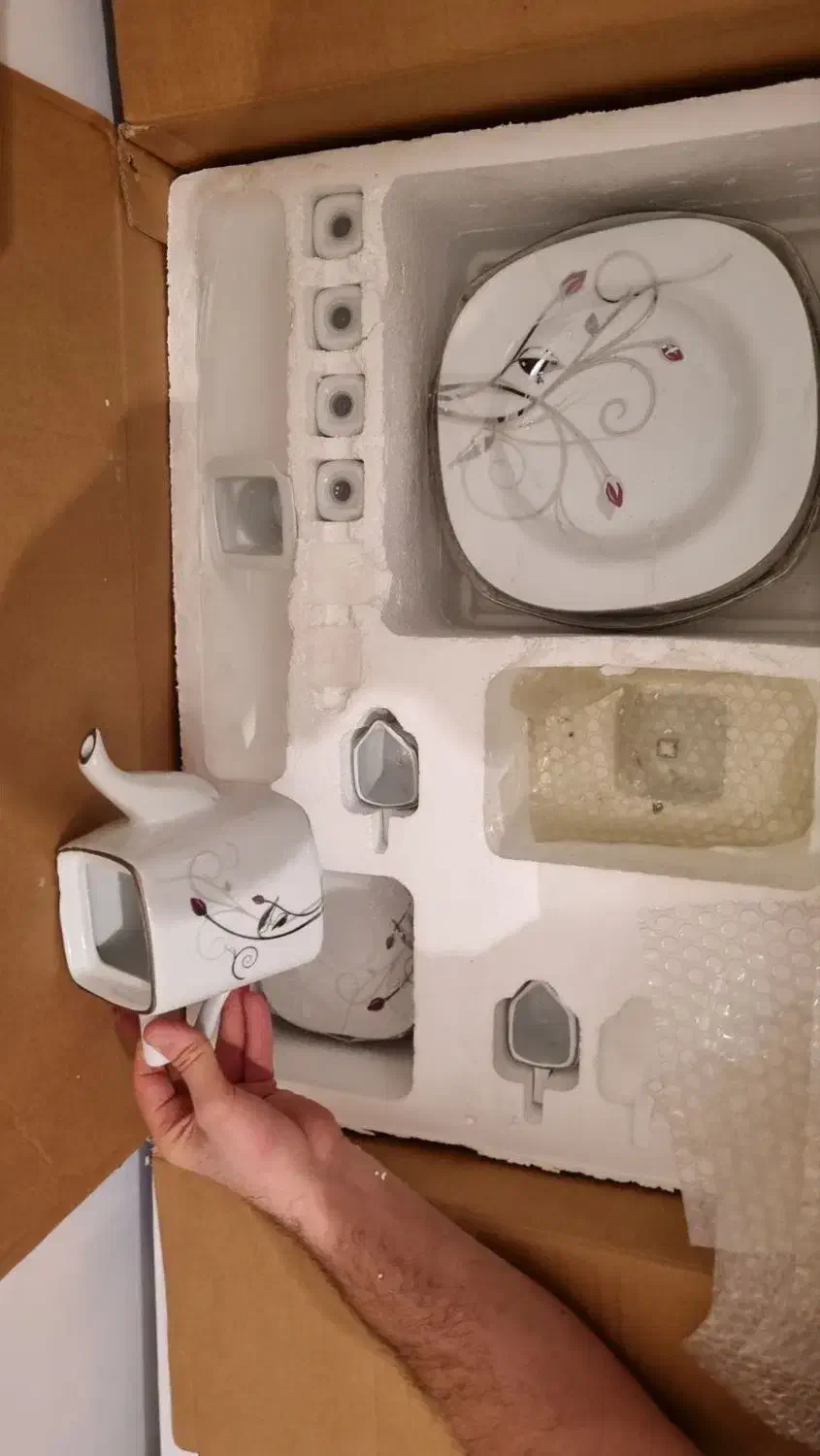 سرویس چینی ۱۲ نفرطرح مربعی دورطلایی ۱۰۲ تیکه اکبند|ظروف سرو و پذیرایی|ملارد, |دیوار