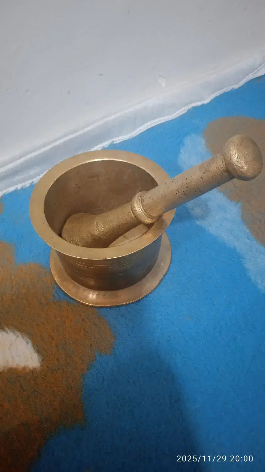 هونگ قدیمی برنجی مراغه|ظروف پخت‌وپز|مراغه, |دیوار