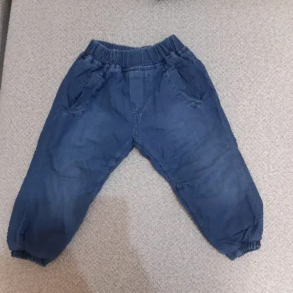 تعدادی شلوار بچگانه|کفش و لباس بچه|بومهن, |دیوار