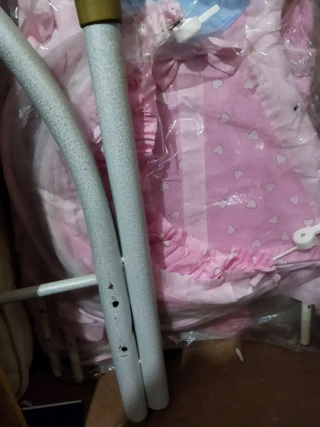 تخت دونفره فرفوژه سفید|تخت و سرویس خواب|شاهین‌شهر, شهرک گلدیس|دیوار