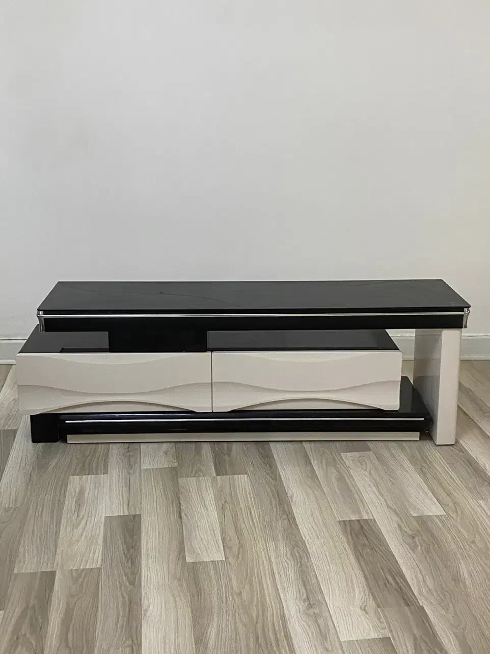 میز تلویزیون دو حالته در حد نو|میز تلویزیون|لاهیجان, گلستان|دیوار