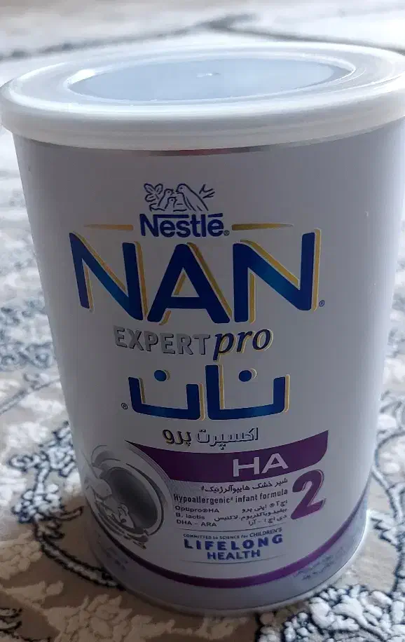 تعداد زیادی قوطی شیر خشک|ظروف نگهدارنده، پلاستیکی، یک‌بارمصرف|دورود, |دیوار