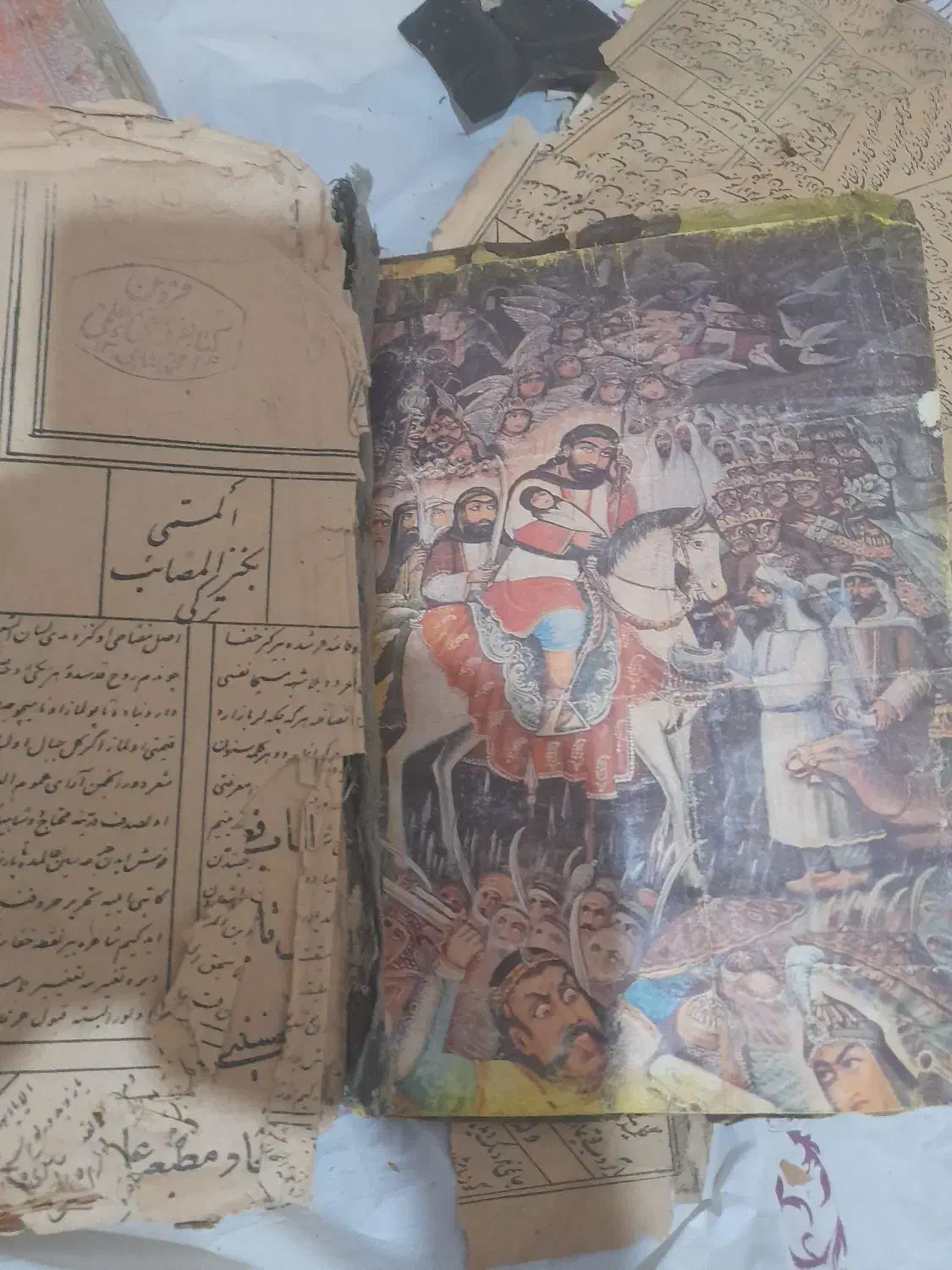 تعداد ۴ کتاب که قدیمی میباشد چاپ سنگی سال ۱۳۱۴|کلکسیون اشیاء عتیقه|اقبالیه, |دیوار