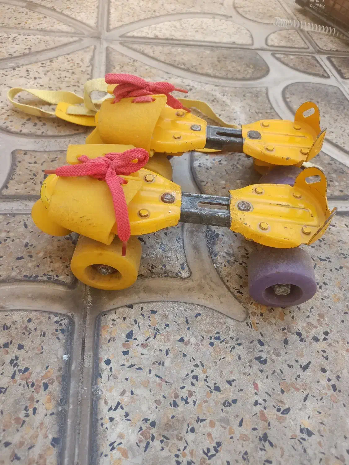 اسکیت آهنی و کمکی دوچرخه توافقی|دوچرخه، اسکیت، اسکوتر|صحنه, |دیوار