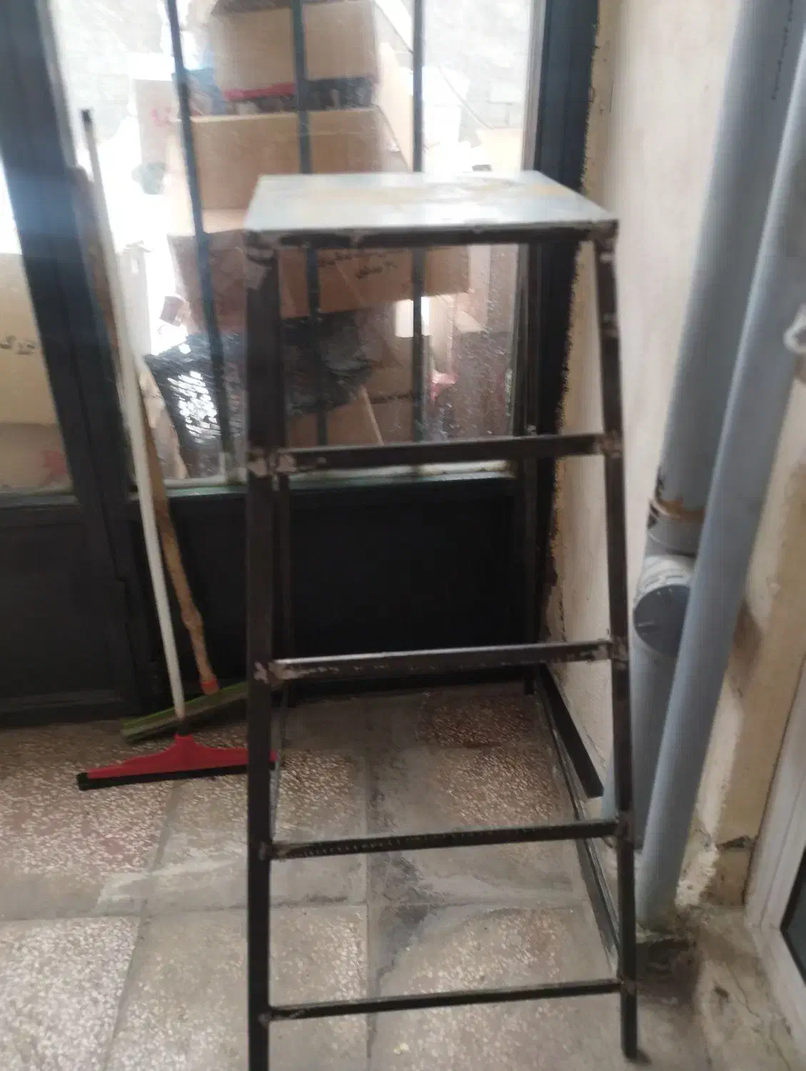 چهارپایه آهن|صندلی و نیمکت|خلخال, |دیوار