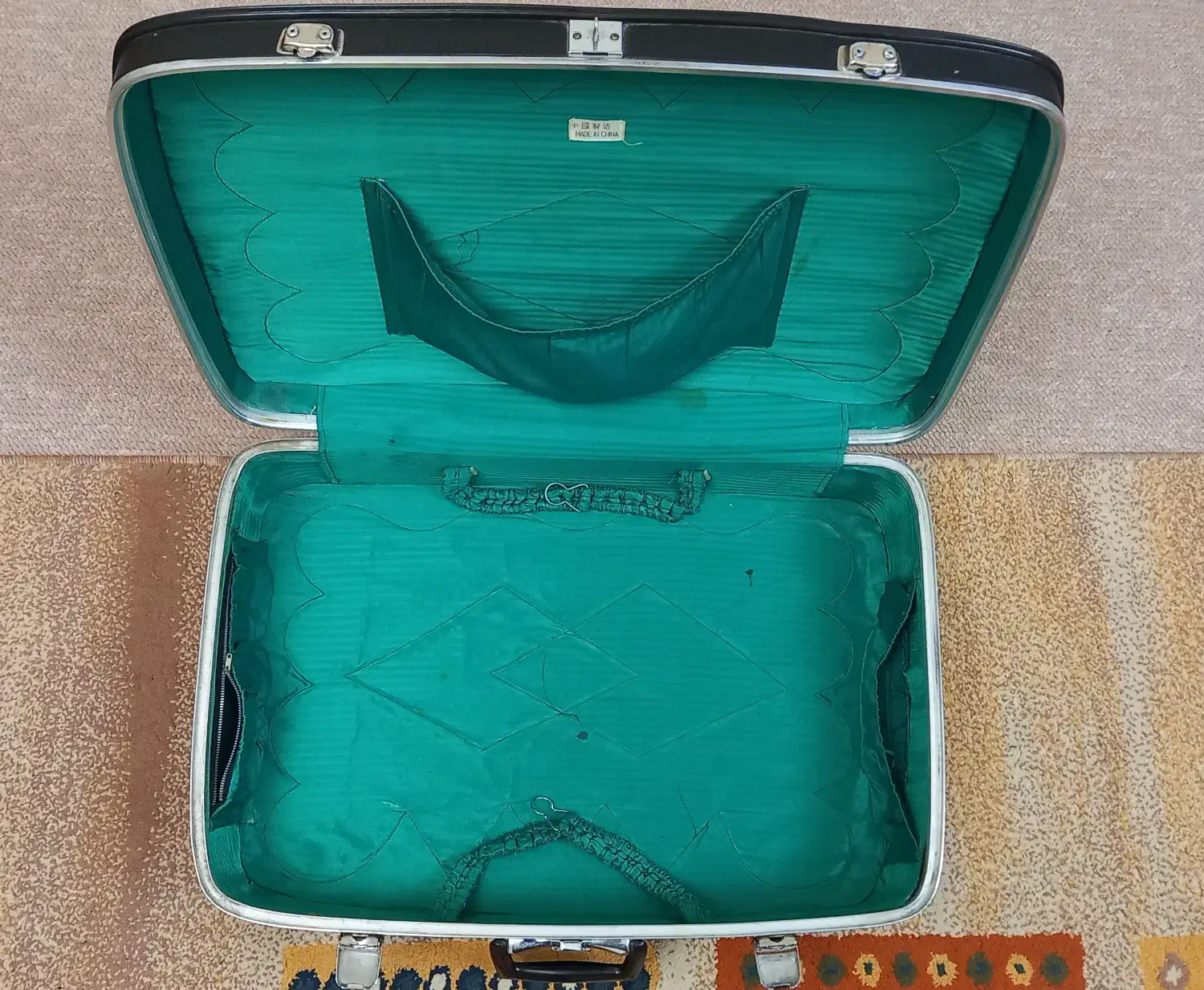 چندان نوستالژی|کلکسیون اشیاء عتیقه|شیراز, آزادی|دیوار