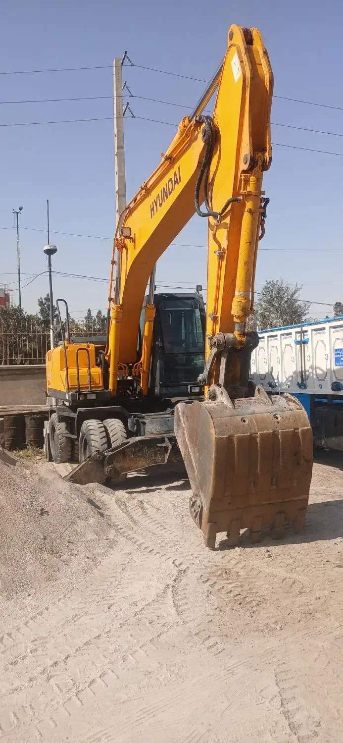 بیل لاستیکی هیوندا ۲۰۱۲|خودرو سنگین|تبریز, |دیوار