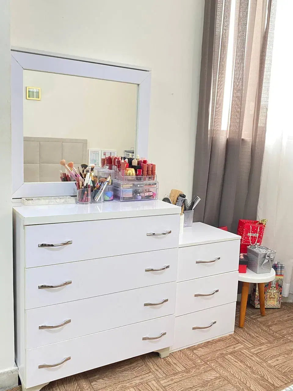 میز ۴ کشو با آینه ریلی در حد نو|جاکفشی، کمد، دراور|ساری, |دیوار