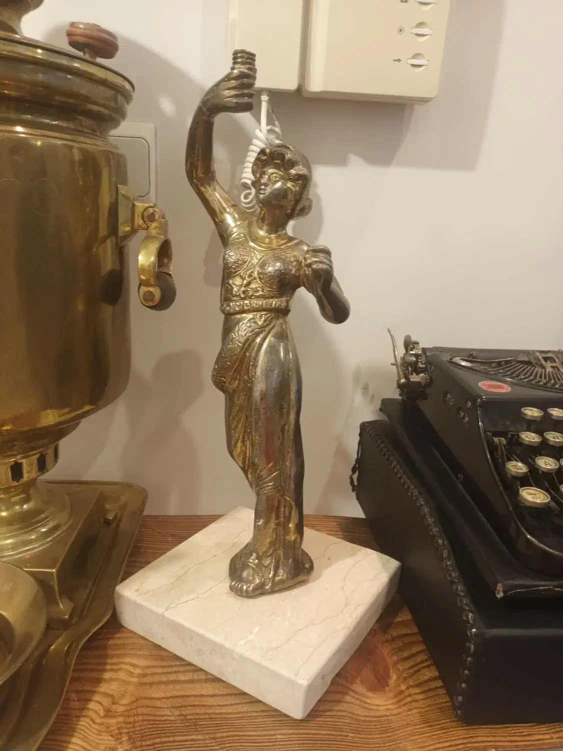 شمعدان زن برنزی آنتیک با پایه سنگ مرمر|کلکسیون اشیاء عتیقه|تهران, شهرآرا|دیوار