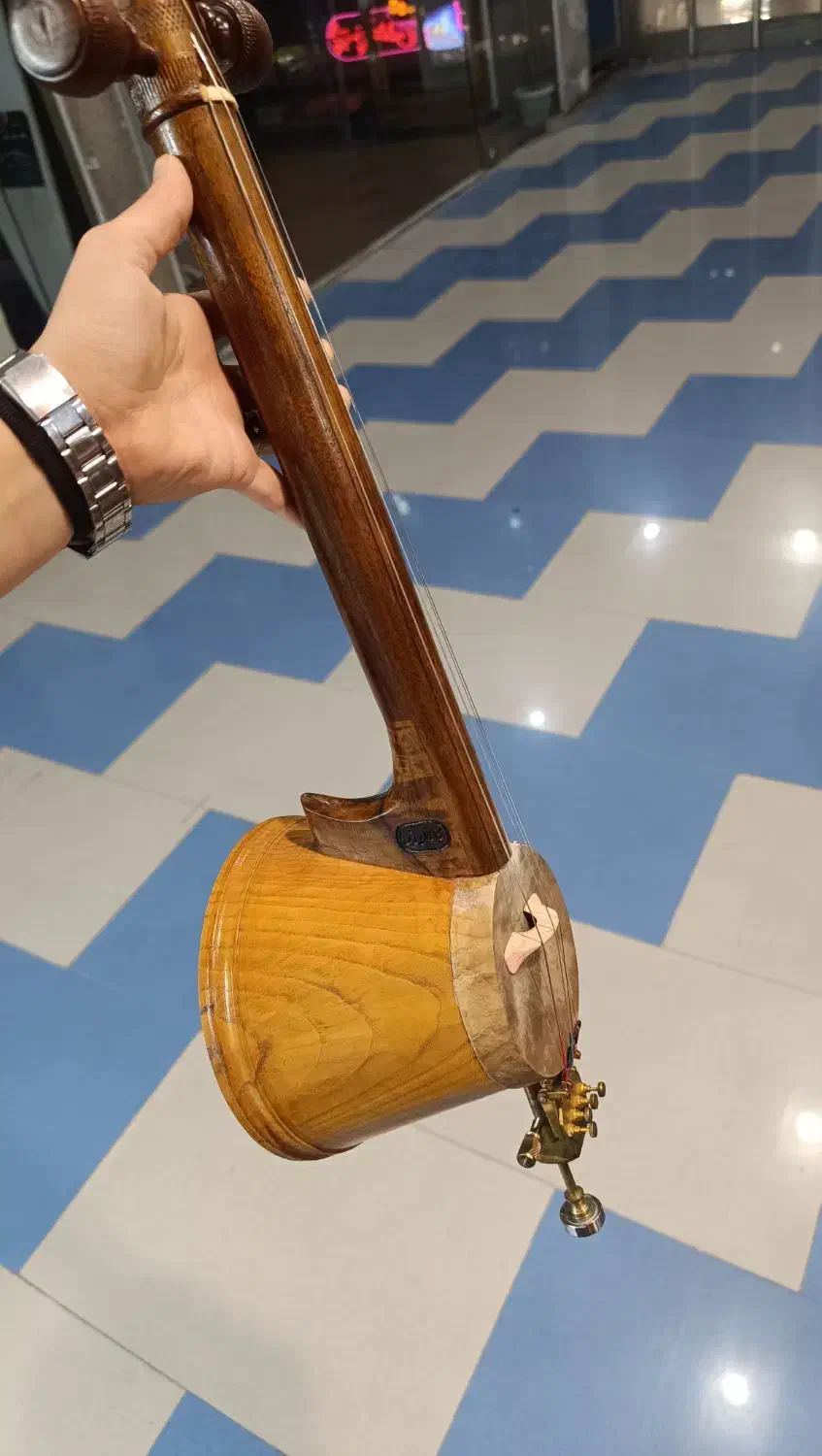 کمانچه درجه یک کاکاوند (پاساژ مرکزی طبقه بالا)|سازهای سنتی|شوش, |دیوار