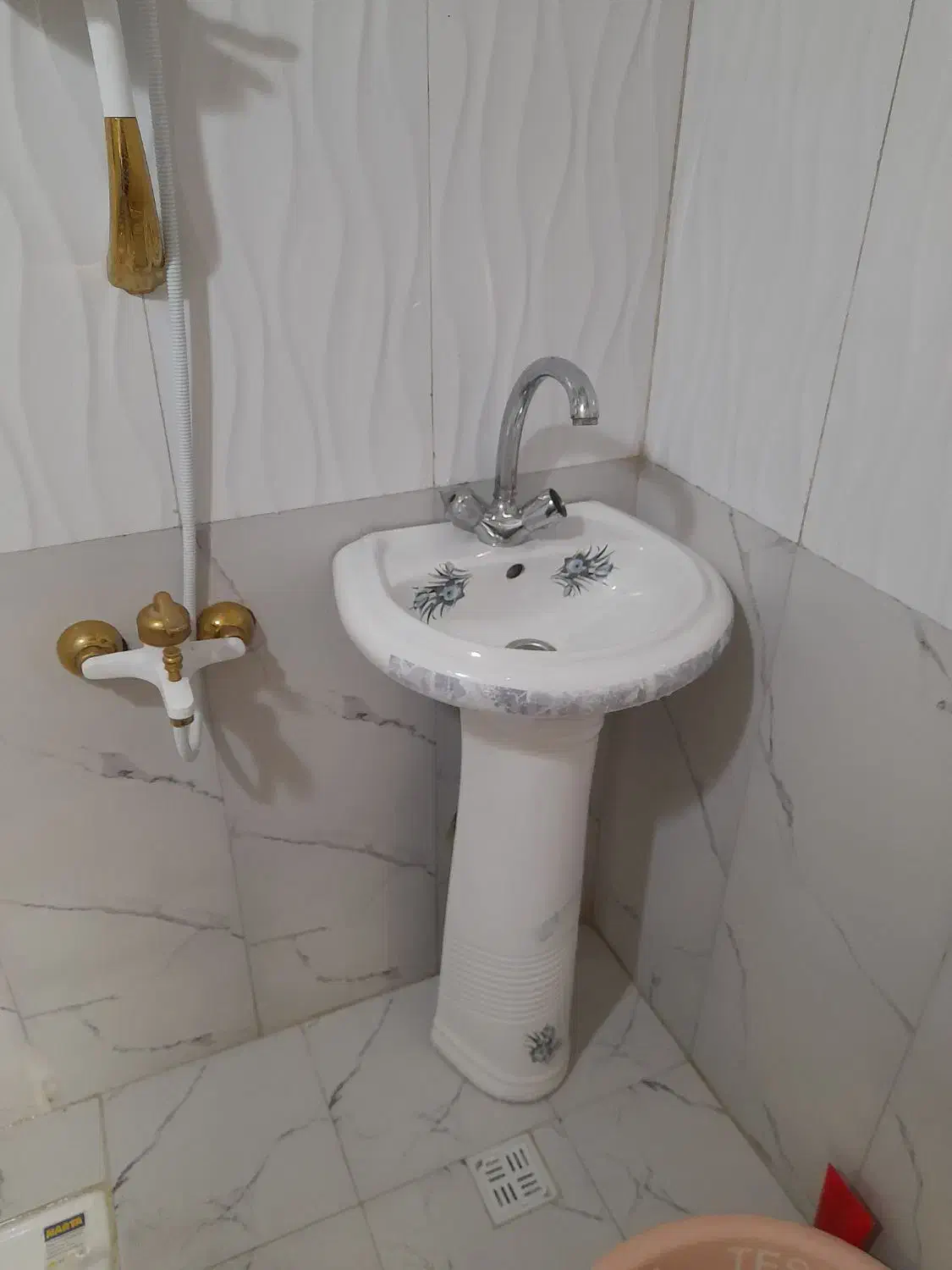 روشویی با شیرآلات|لوازم سرویس بهداشتی|لنگرود, |دیوار