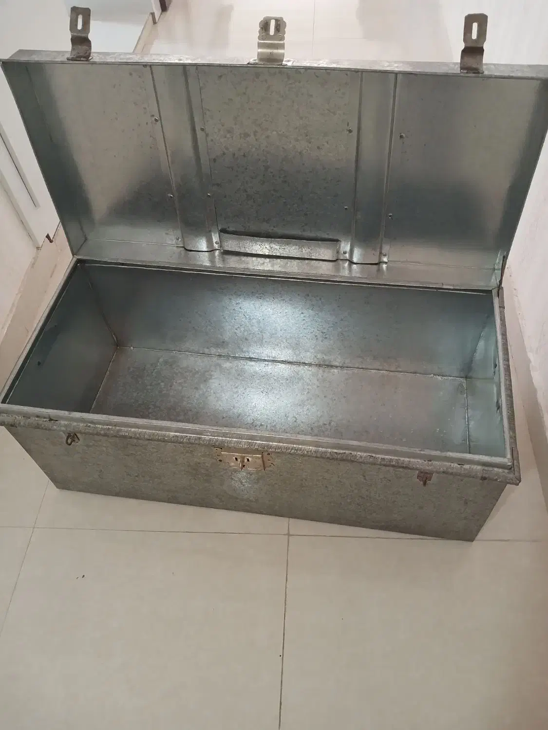 چمدان گالوانیزه ی قدیمی|کلکسیون اشیاء عتیقه|بیرجند, |دیوار