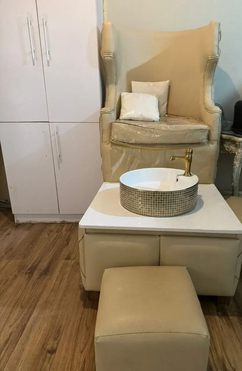 آینه قدی،کمد،صندلی پدیکور،تخت اپیلاسیون،پارتیشن|آرایشگاه و سالن‌های زیبایی|اصفهان, حسین‌آباد|دیوار