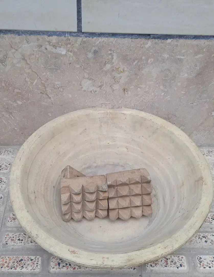 ظرف سفالی کشک ساب قدیمی با دسته گردو|کلکسیون اشیاء عتیقه|تبریز, |دیوار