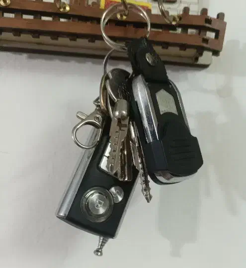 دو عدد ریموت و چندتا کلید|اشیا|بروجرد, |دیوار