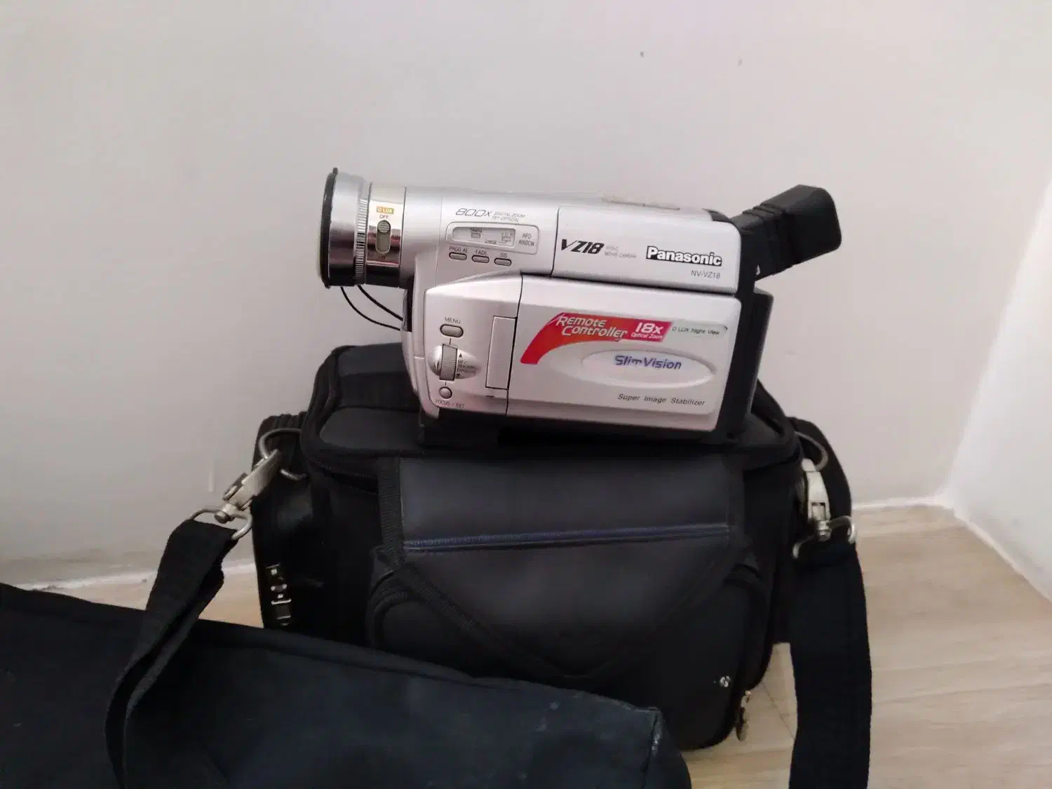 دوربین فیلمبرداری|دوربین عکاسی و فیلم‌برداری|رباط‌کریم, رباط‌کریم|دیوار