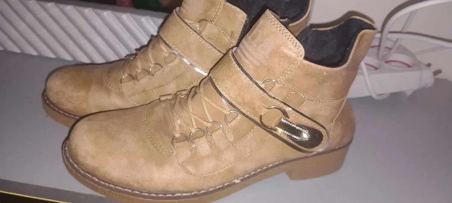 نیم بوت سایز 40 در حد نو|کیف، کفش، کمربند|رباطکریم, مسکن مهر آبشناسان|دیوار