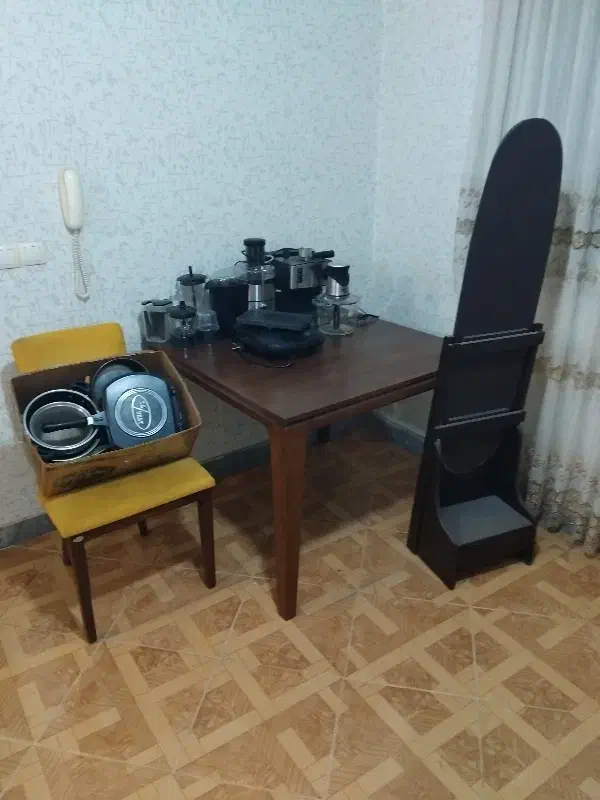 آینه قدی کمد دار چوبی کاملا سالم درحدنوبهمرا لوازم|آینه|کرج, گلستان|دیوار