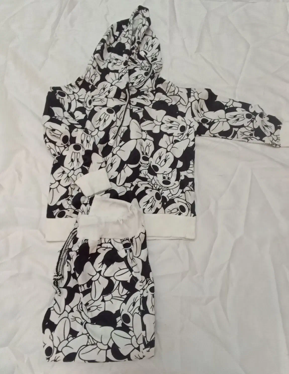 لباس بچگانه|کفش و لباس بچه|اشتهارد, |دیوار