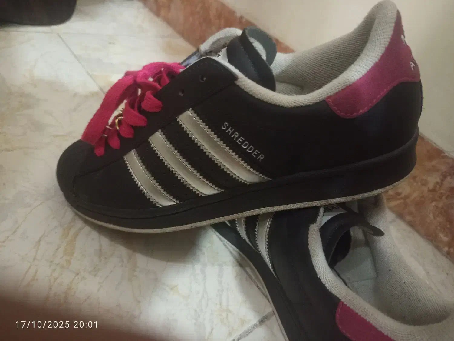 کتونی سوپر استار|کیف، کفش، کمربند|ری, شهادت|دیوار