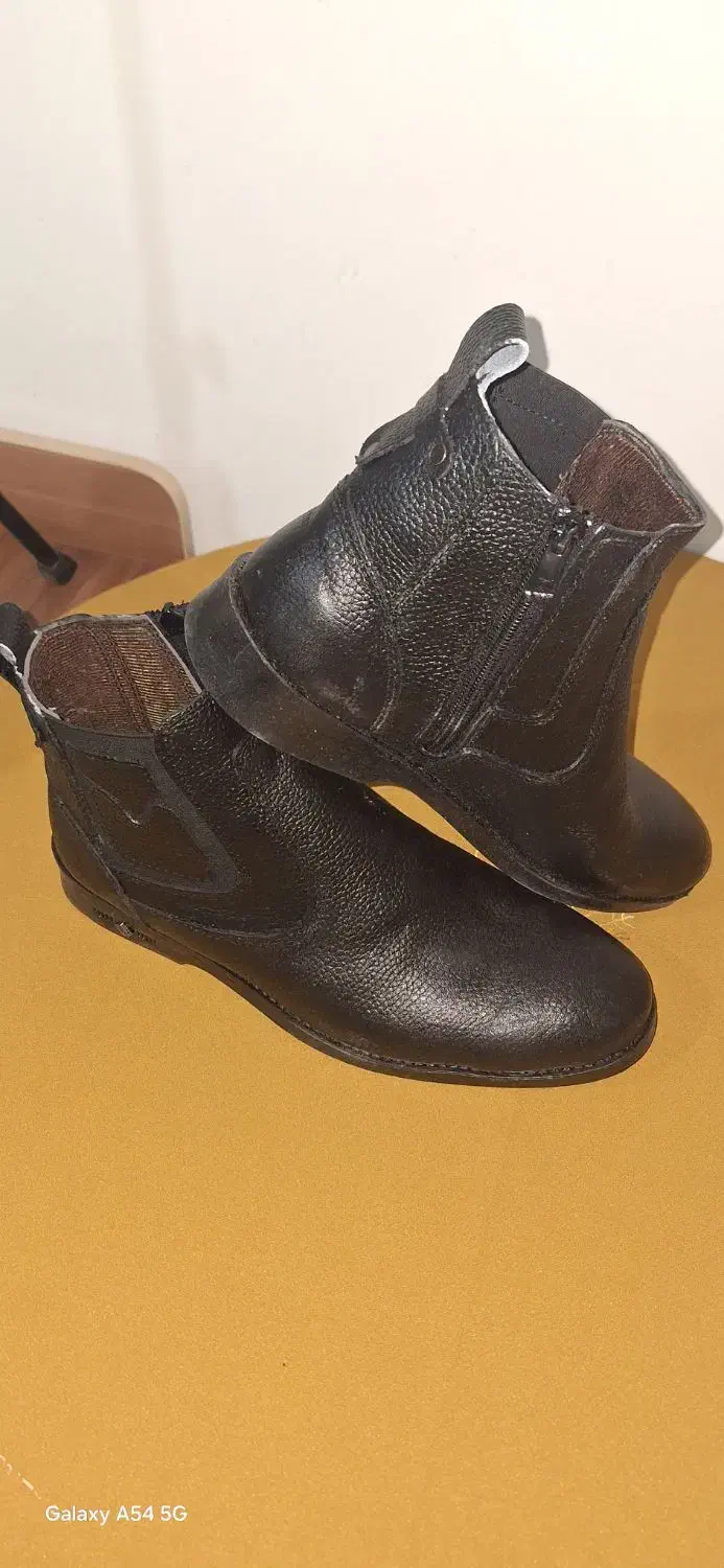 نیم بوت چرم|کیف، کفش، کمربند|اندیشه, اندیشه فاز ۴|دیوار