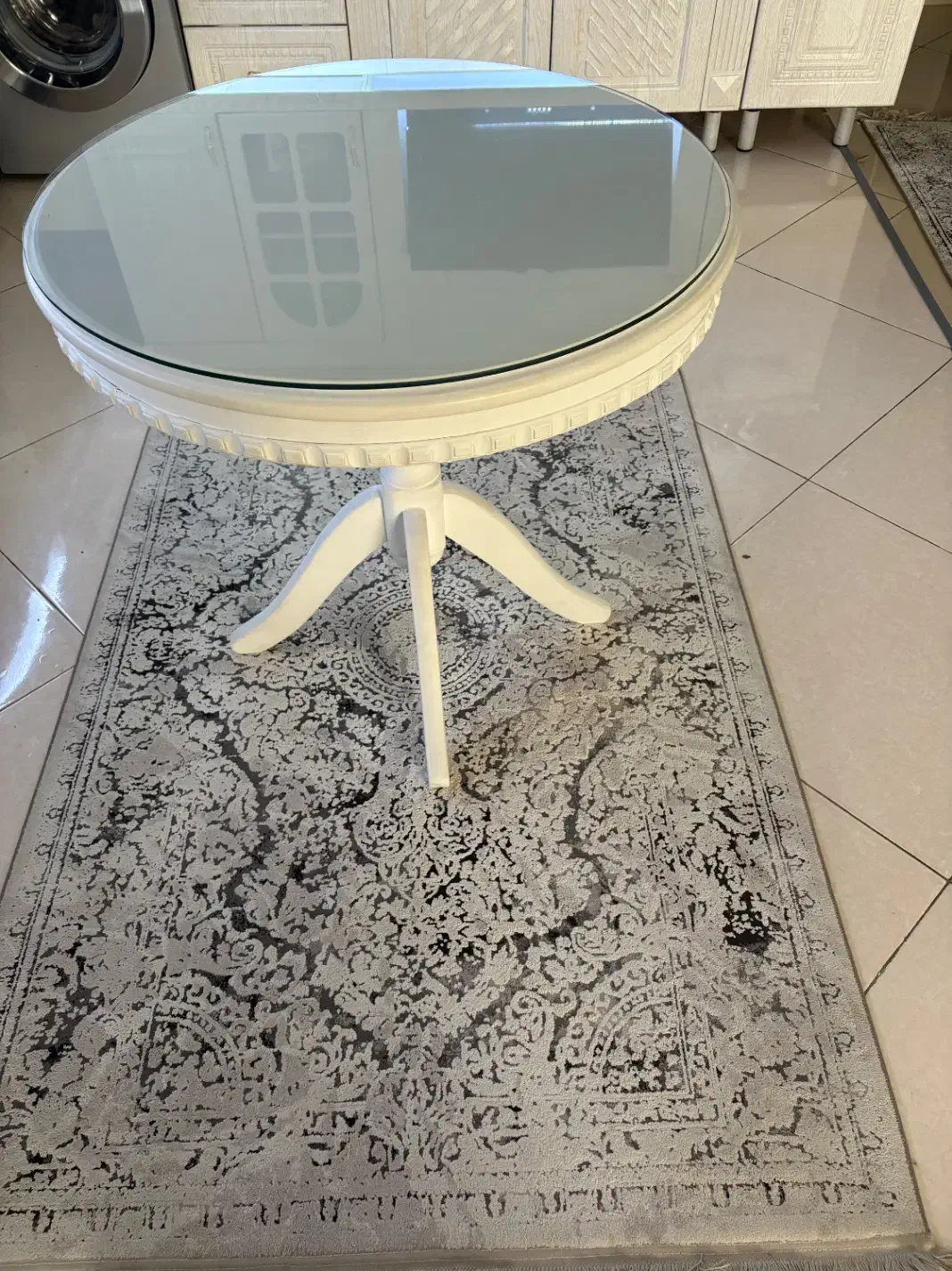 میز گرد سفید|میز و صندلی غذاخوری|کرج, شاهینویلا|دیوار