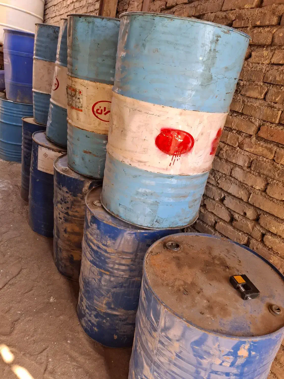 بشکه خالی سالم و تمیز|ظروف نگهدارنده، پلاستیکی، یکبارمصرف|سبزوار, پیروزی|دیوار