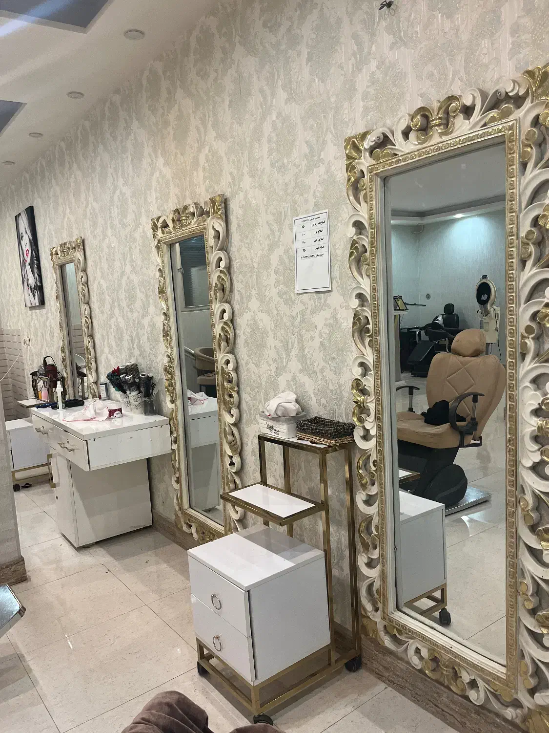 آینه|آینه|میانه, |دیوار