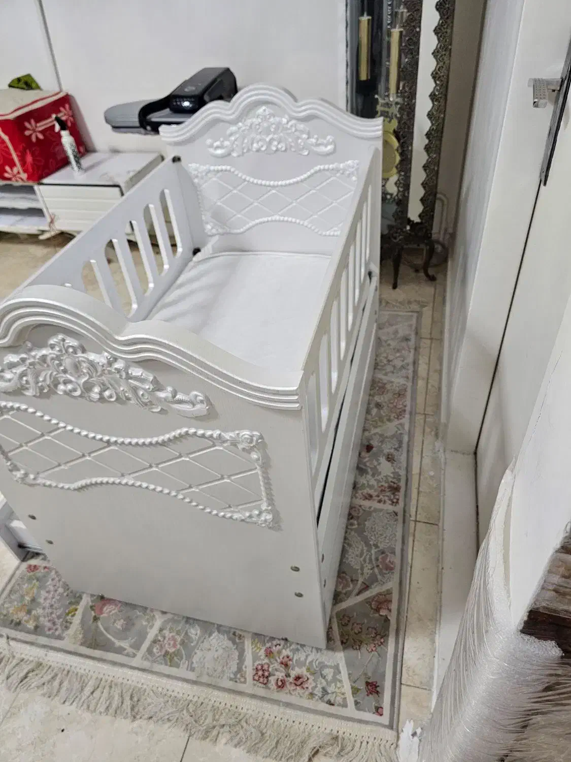 تخت کودک در حد نو با تشک|تخت و صندلی بچه|تهران, سبلان (لشگر)|دیوار