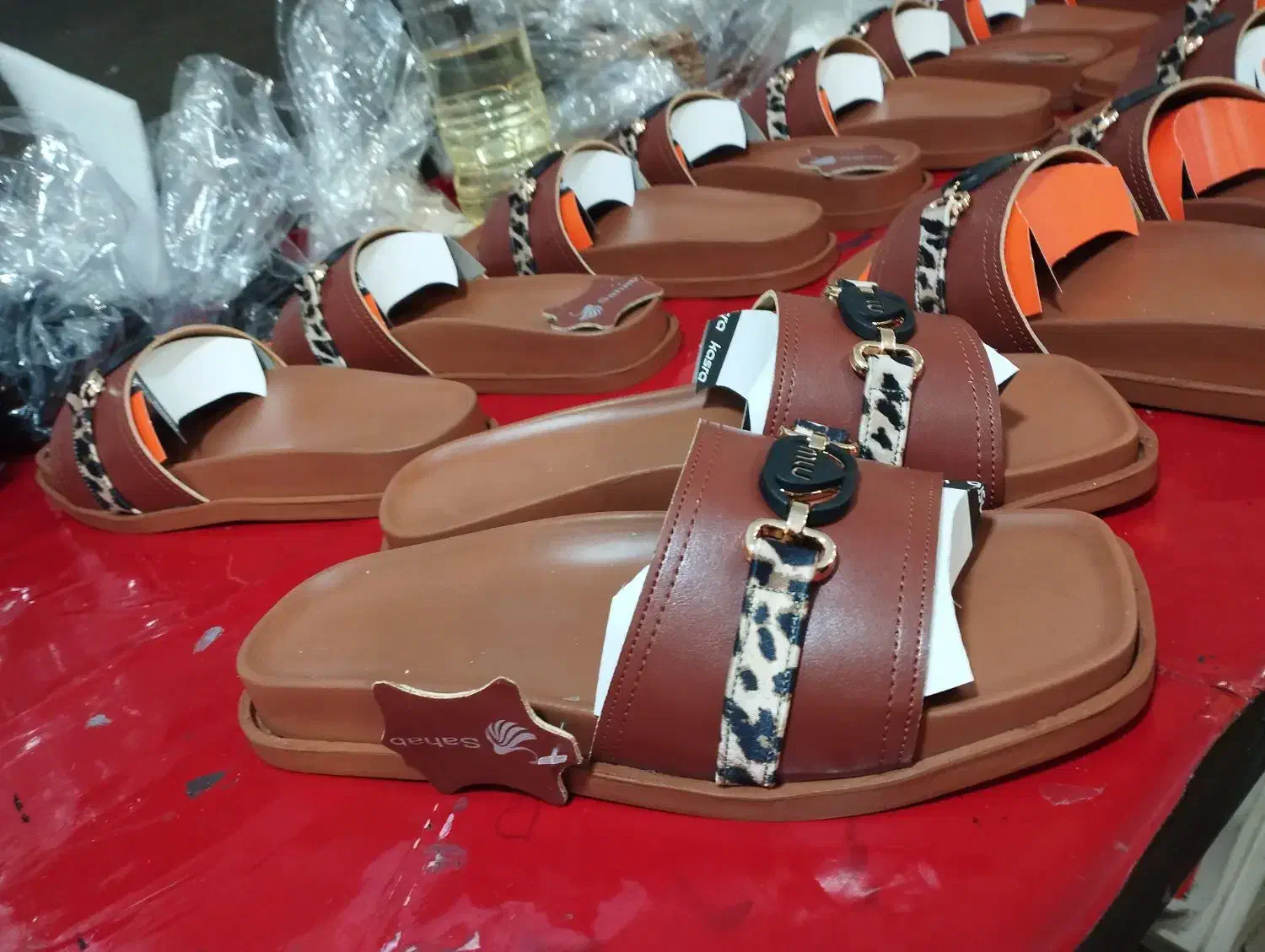 بسته بند و وسط کار خانم در تولیدی کفش زنانه|استخدام صنعتی، فنی، مهندسی|تهران, فردوسی|دیوار