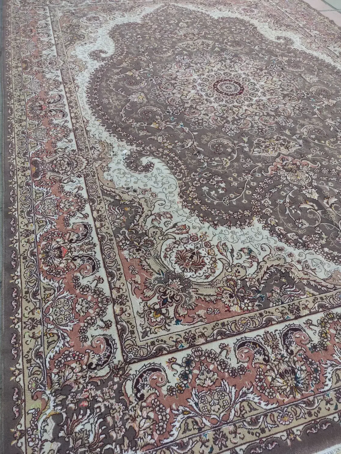 دوازده متری|فرش|قم, زند آباد|دیوار