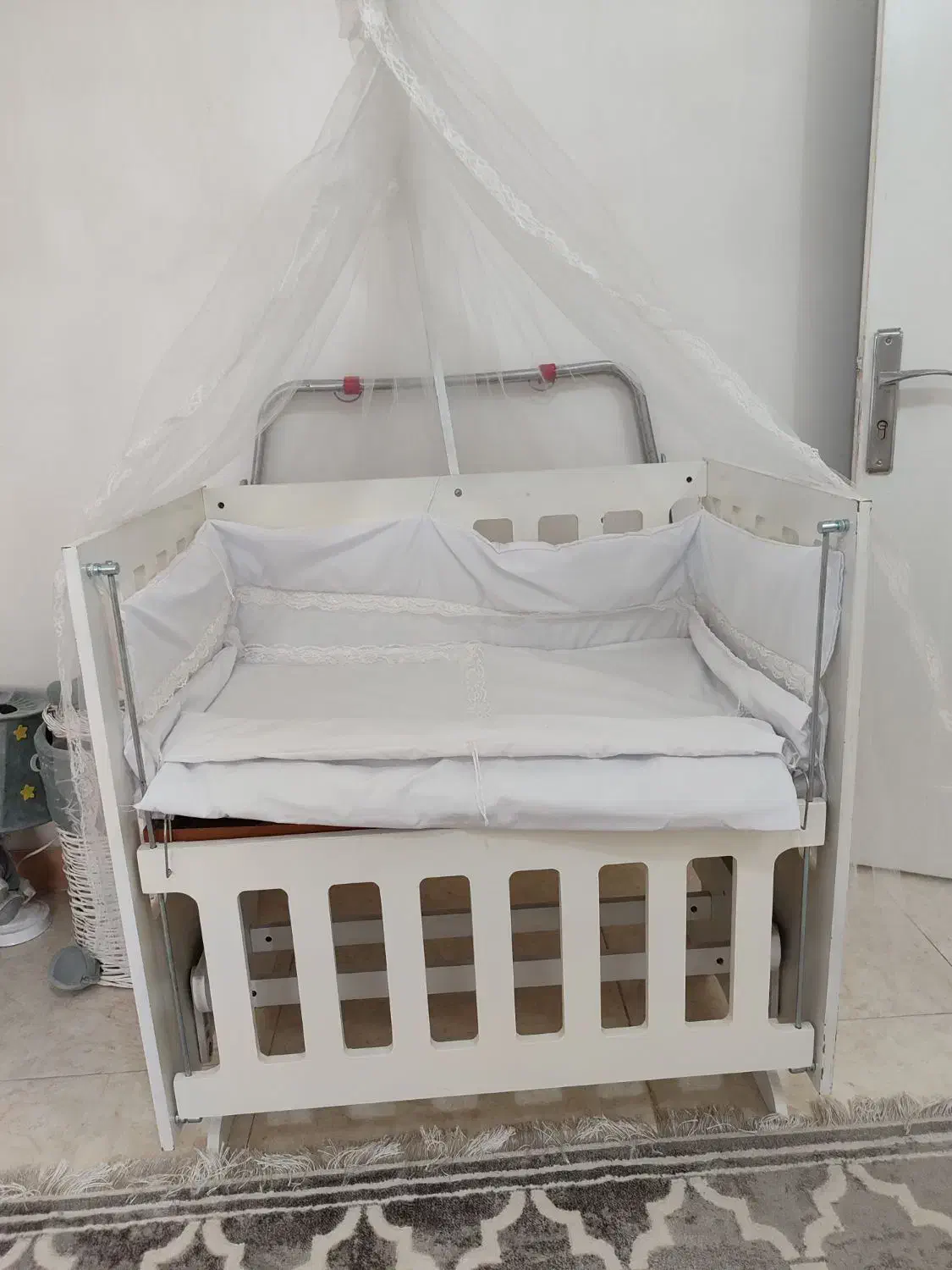 گهواره کنار تخت مادر|تخت و صندلی بچه|رشت, آب آسیاب|دیوار