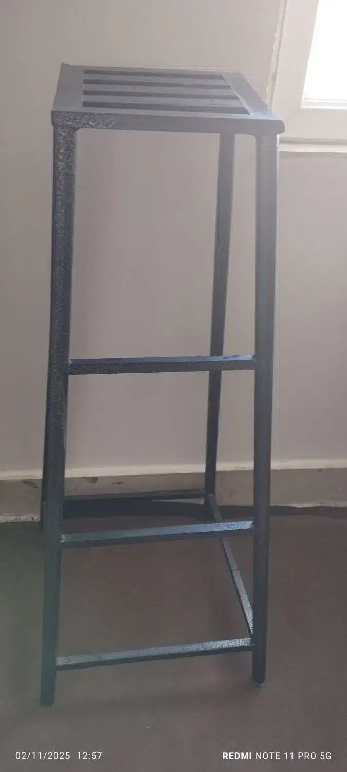 چهارپایه آهنی|صندلی و نیمکت|الیگودرز, |دیوار