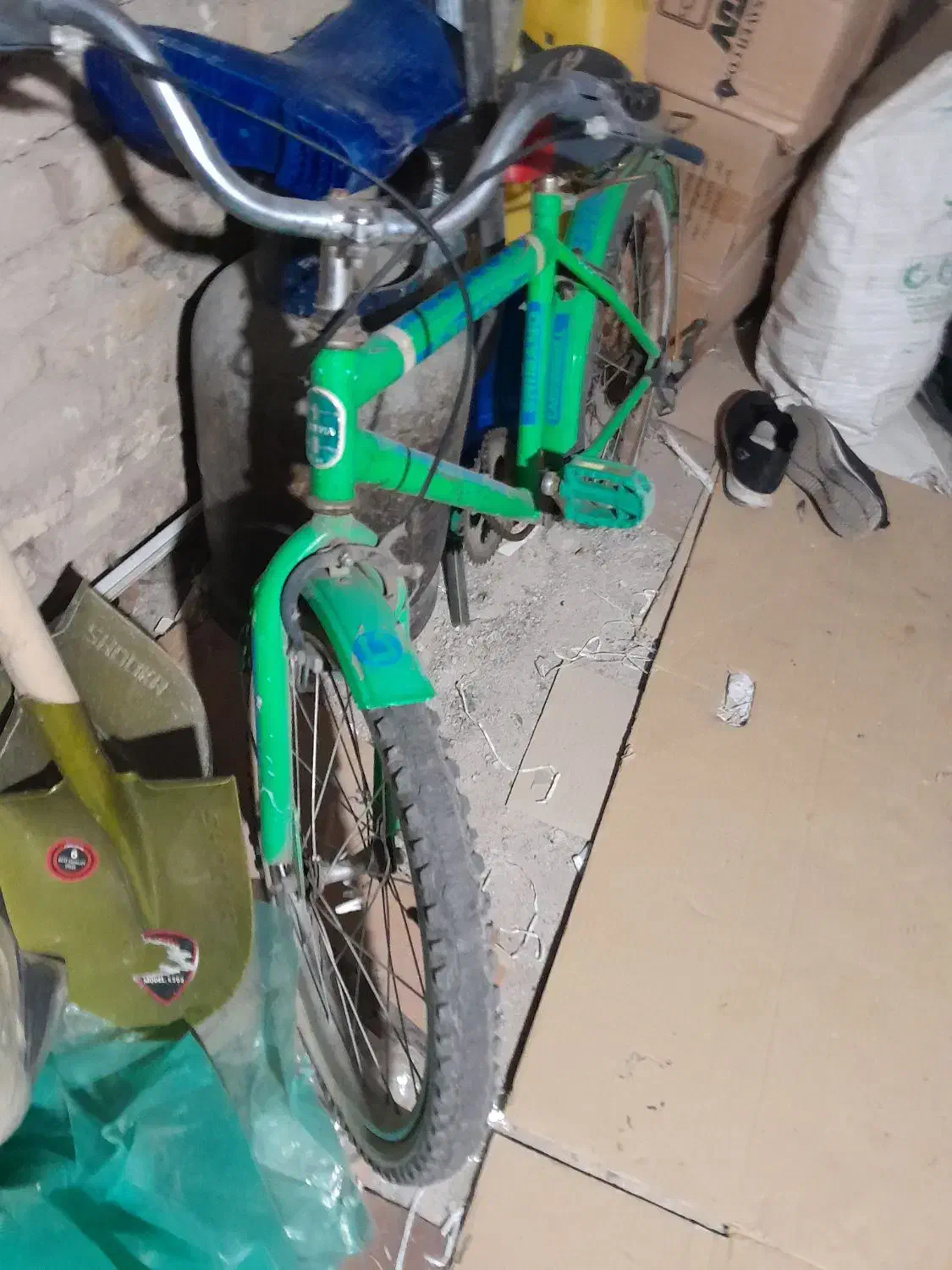 وبخاری ودوچرخه|دوچرخه، اسکیت، اسکوتر|میانه, |دیوار