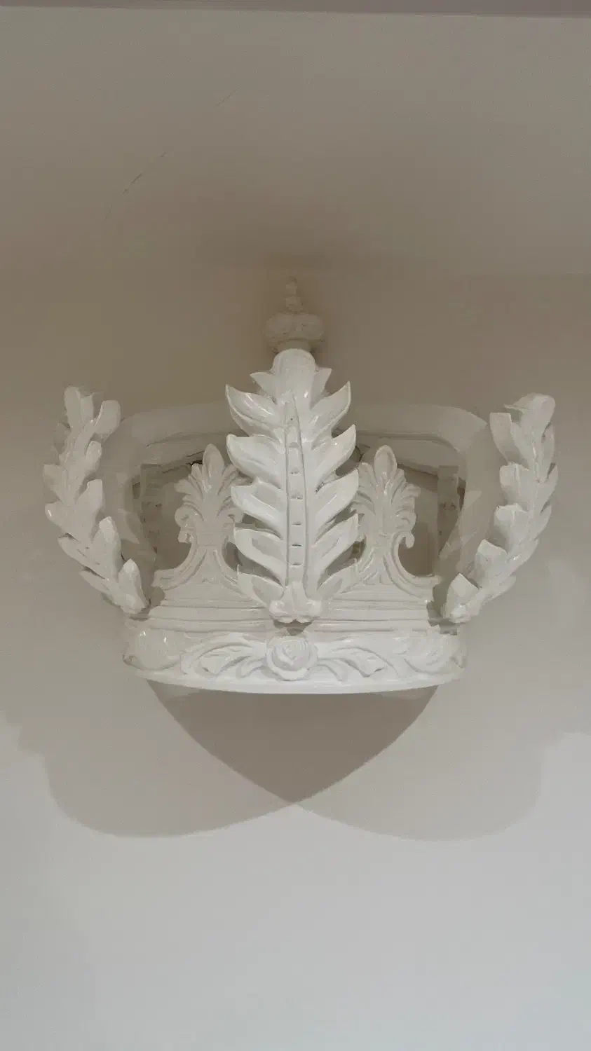 تاج سلطنتی بالای سر تخت|مبلمان خانگی و میز عسلی|قزوین, |دیوار