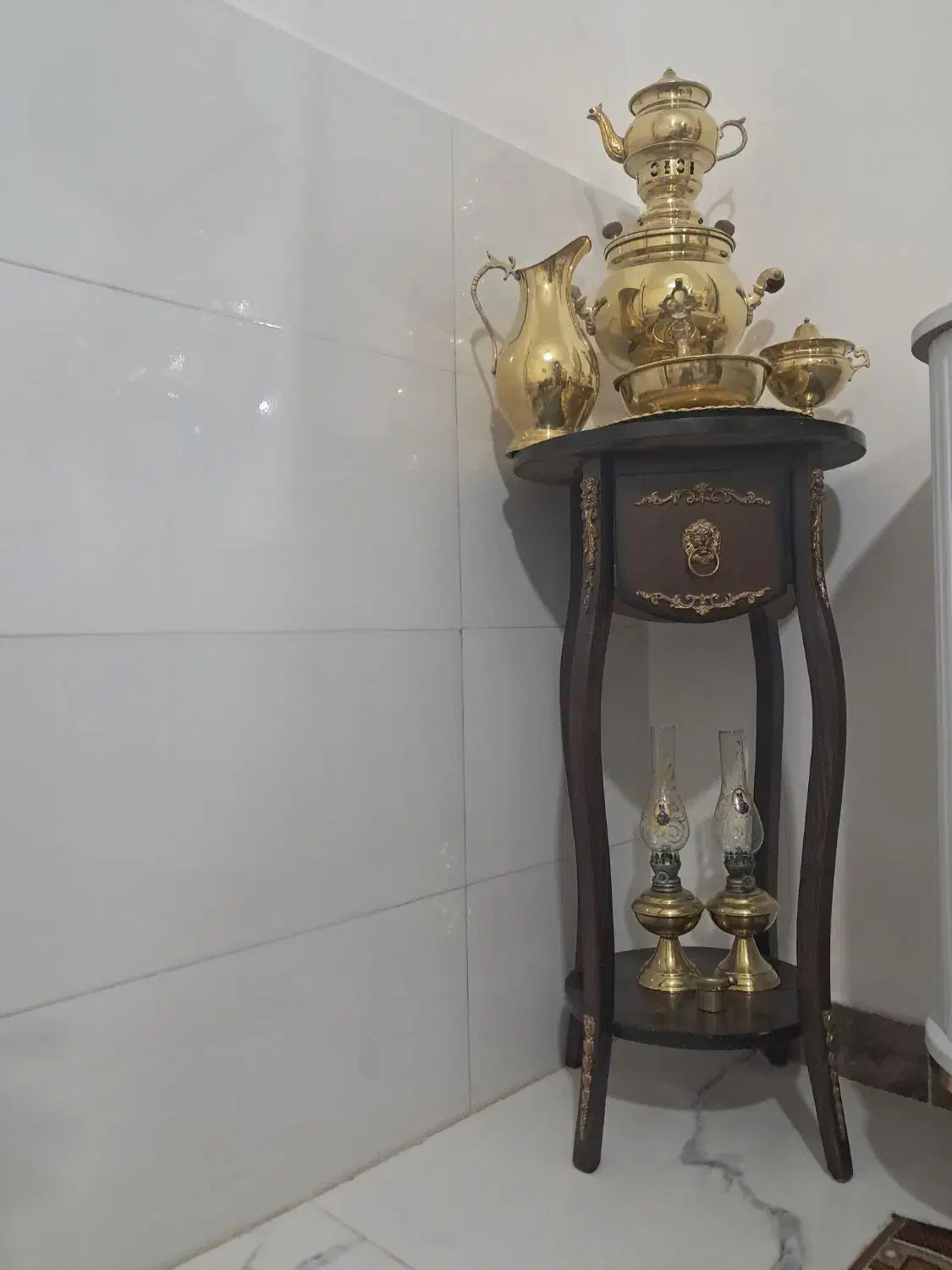 سماور برنج  با میز|صنایع دستی و سایر لوازم تزئینی|اردبیل, |دیوار