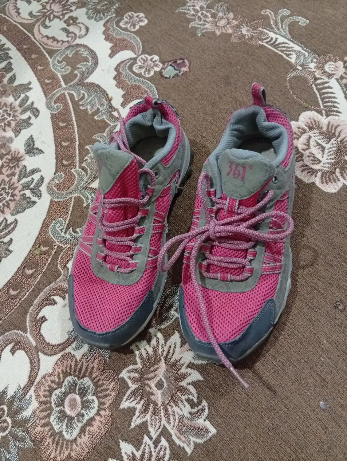 کتونی|کیف، کفش، کمربند|پرند, فاز ۶|دیوار