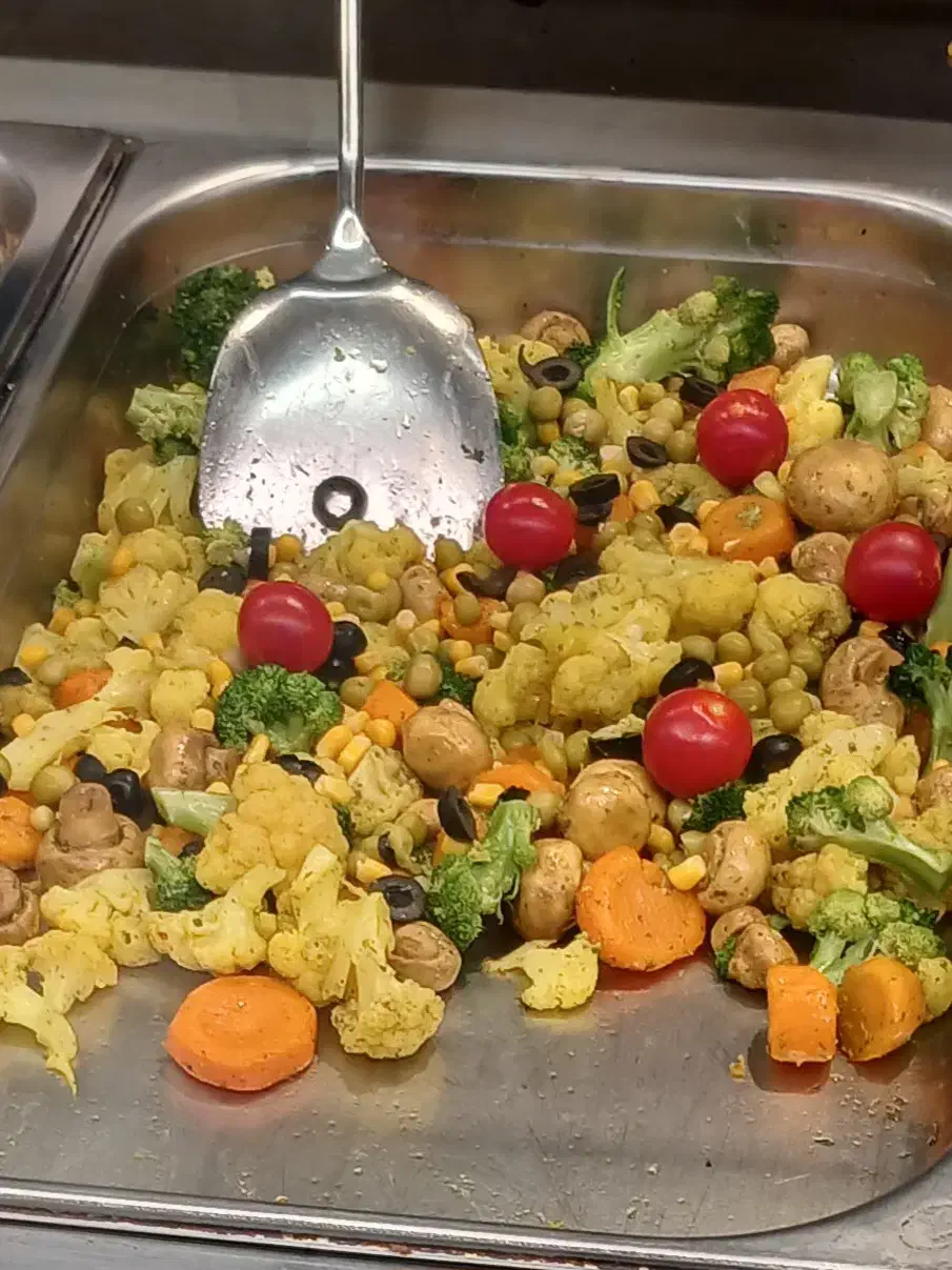 با سلام.نیرو خانم و آقا جهت شیفت شب فست فود|استخدام خدمات فروشگاه و رستوران|کازرون, |دیوار