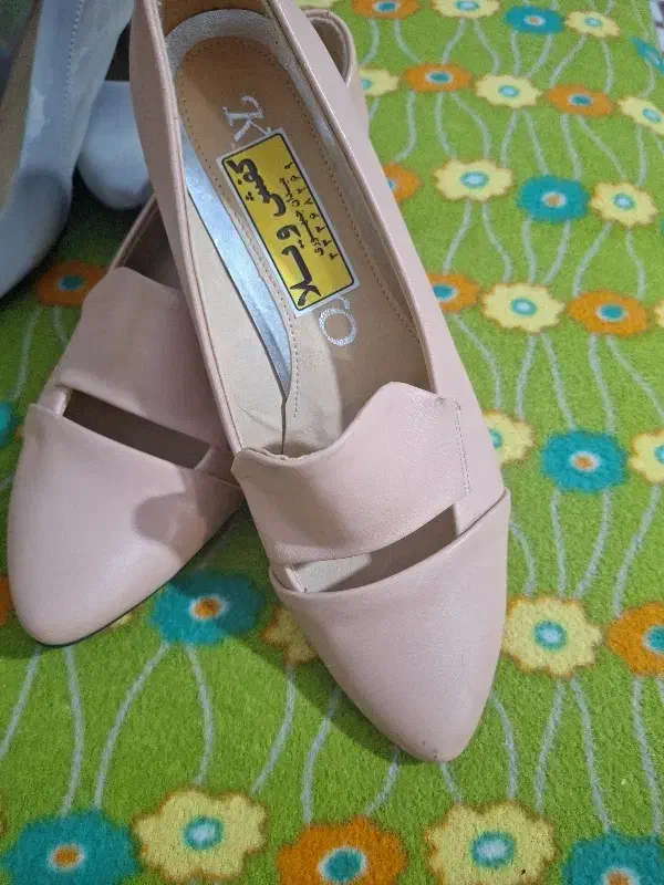 کفش وچکمه|کیف، کفش، کمربند|برخوار, |دیوار