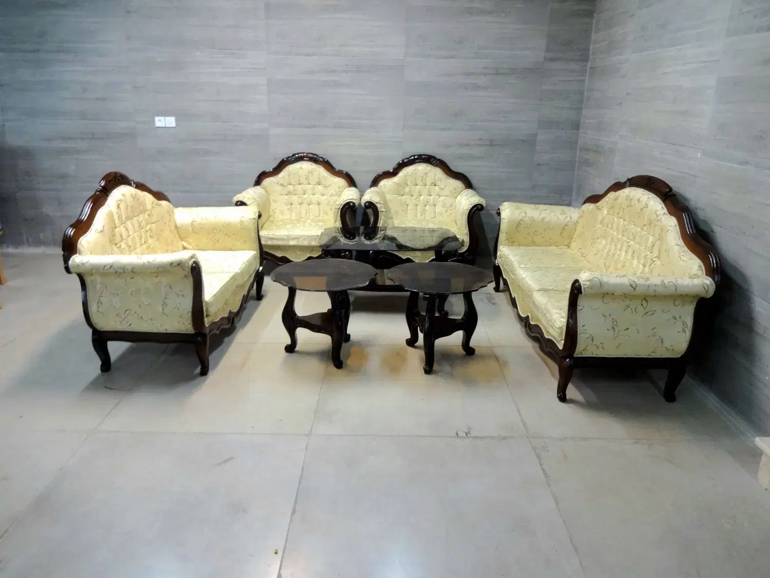 مبل کلاسیک فندوقی با کاور و جلومبلی|مبلمان خانگی و میز عسلی|اصفهان, خانه اصفهان|دیوار