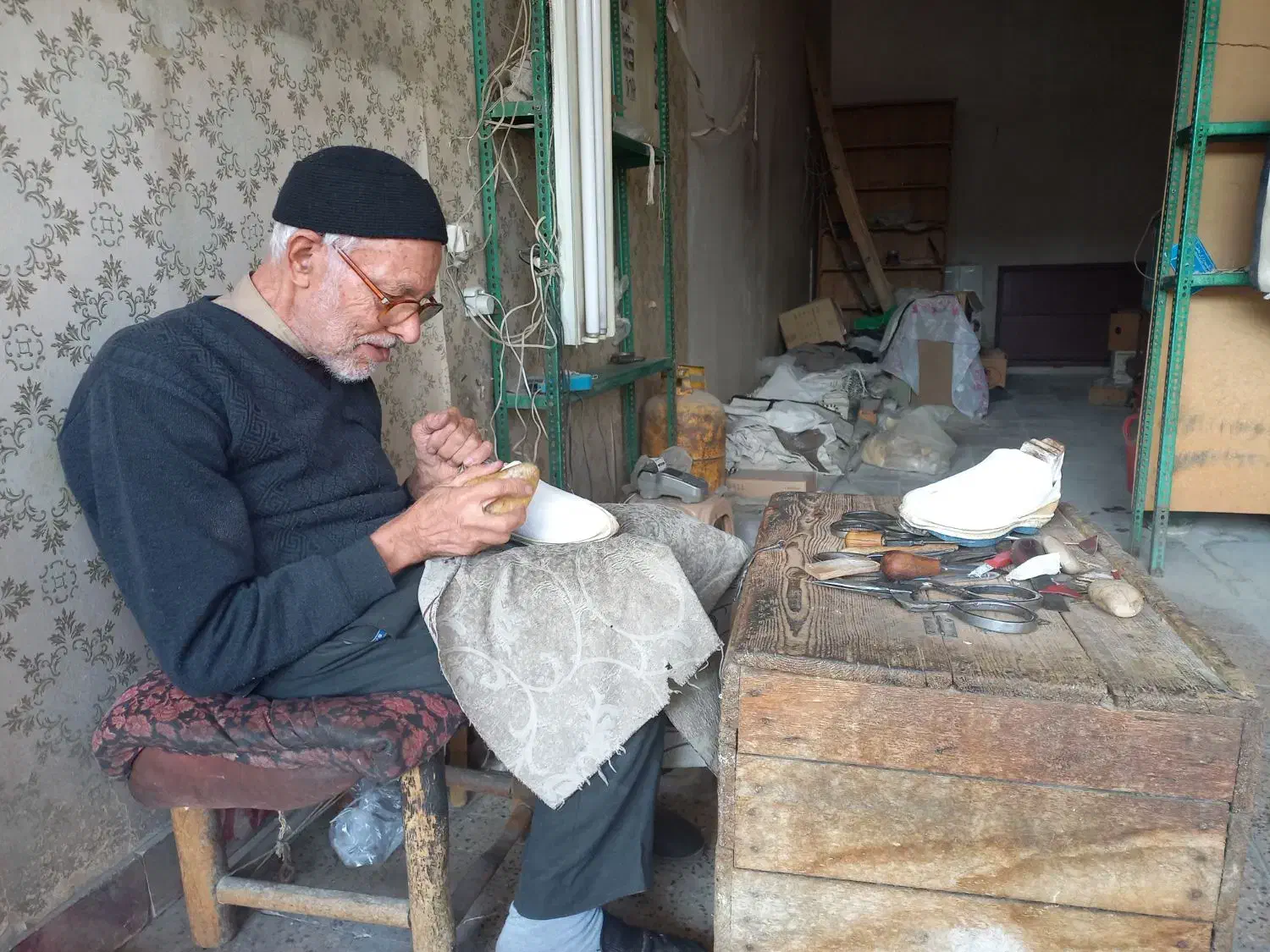 گیوه ملکی نجفآباد. حاج عباس سرباز|کیف، کفش، کمربند|نجفآباد, ریاضی|دیوار