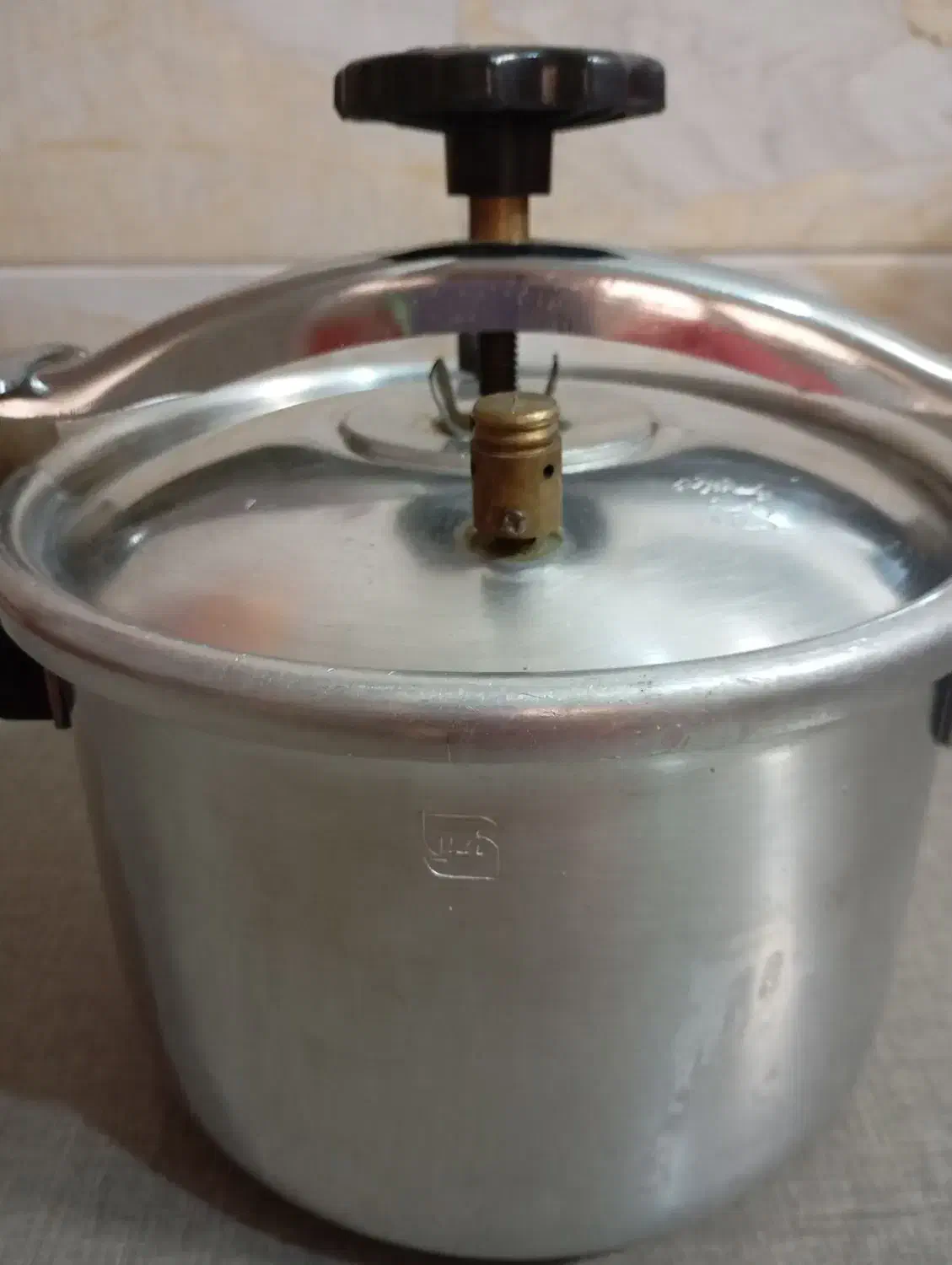 زودپز۸لیتری|ظروف پخت‌وپز|قم, نیروگاه|دیوار