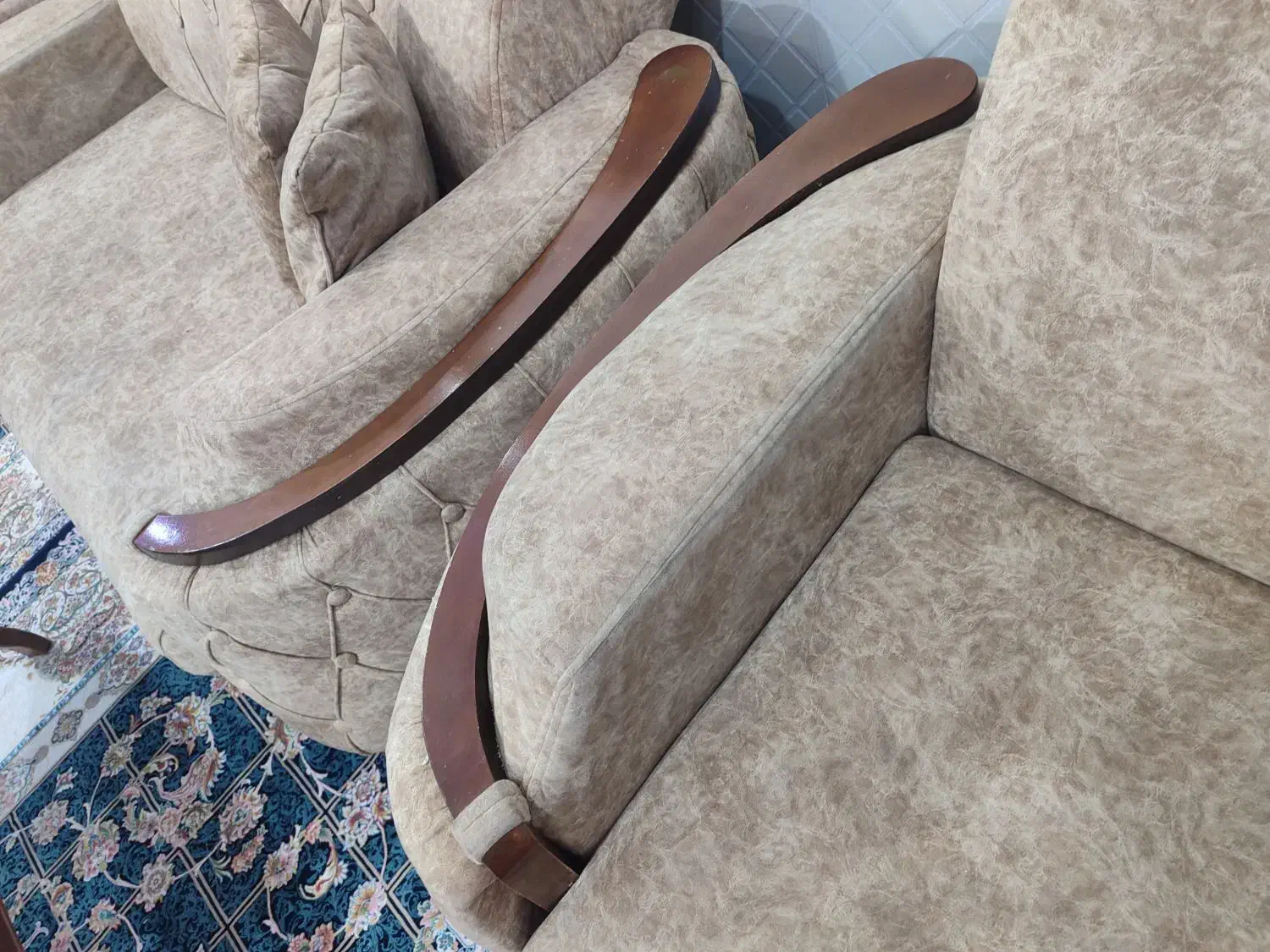 مبل راحتی همراه یک جلومبلی بزرگ و دوکوچک|مبلمان خانگی و میز عسلی|لالجین, |دیوار