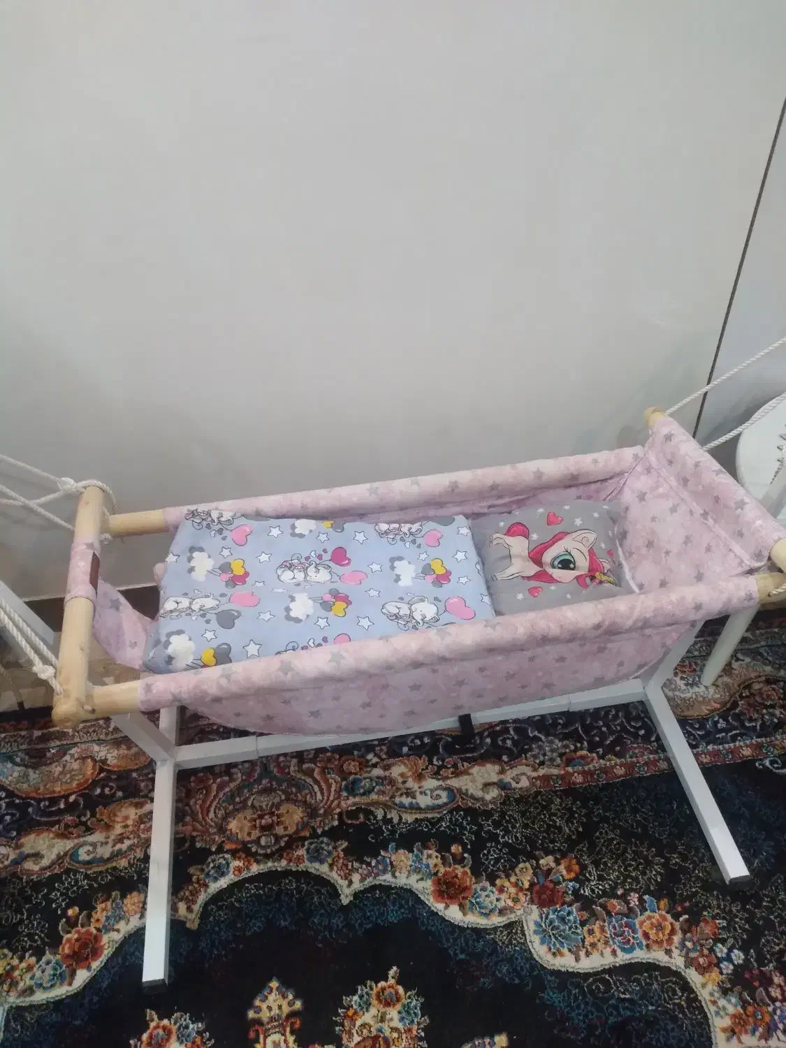 فروشی|تخت و صندلی بچه|رشت, لاکان|دیوار