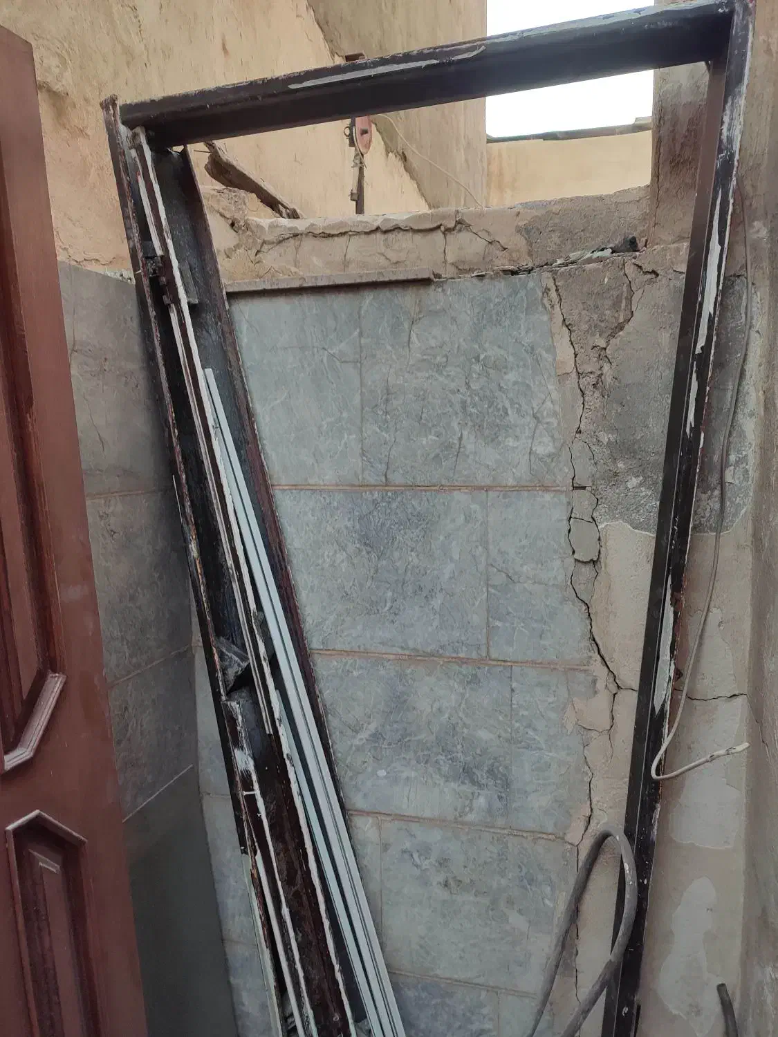 درب آپارتمانی چوبی تمیز همراه با چهارچوب درب|مصالح و تجهیزات ساختمان|مشهد, شهید بهشتی|دیوار