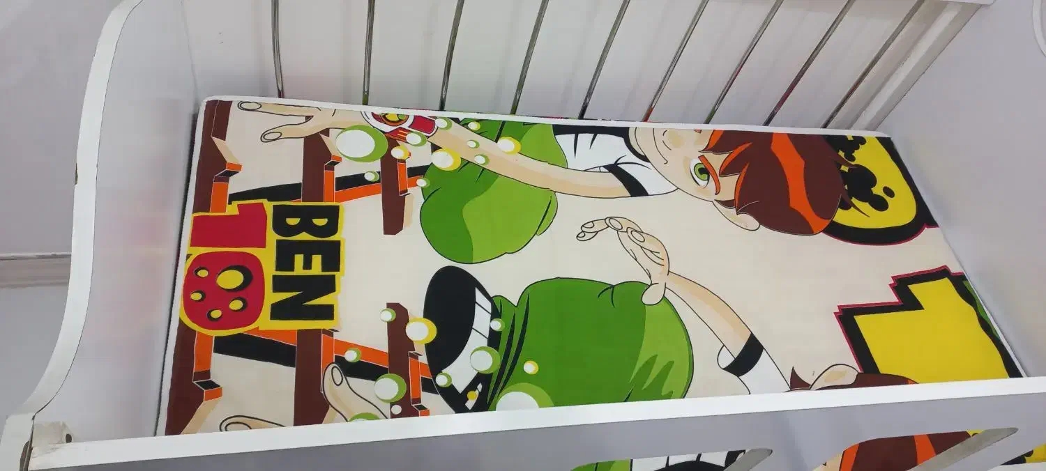 تخت سفید سالم همراه تشک|تخت و صندلی بچه|قائم‌شهر, |دیوار