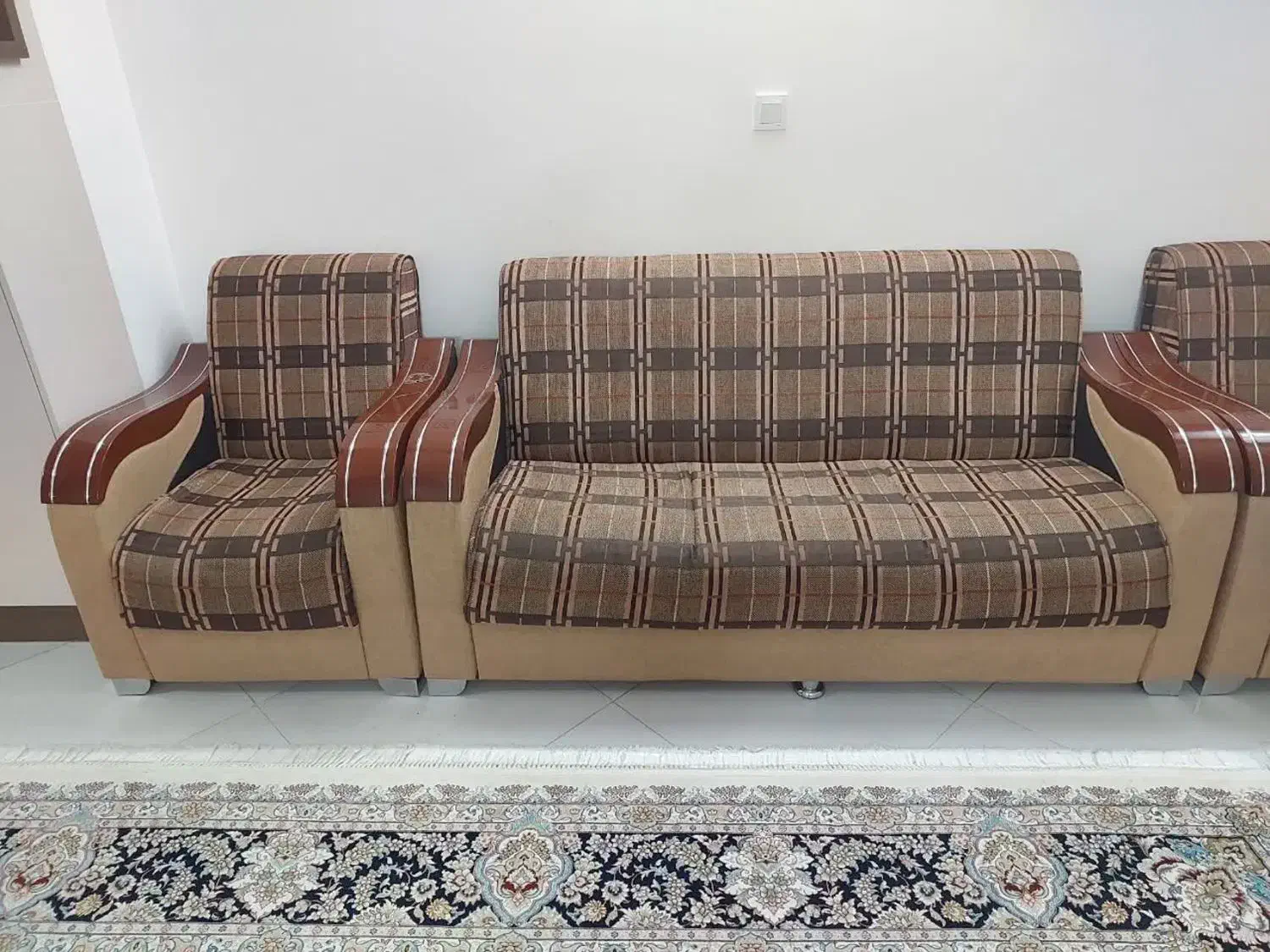 مبل راحتی شیک و تمیز|مبلمان خانگی و میز عسلی|قم, انسجام|دیوار