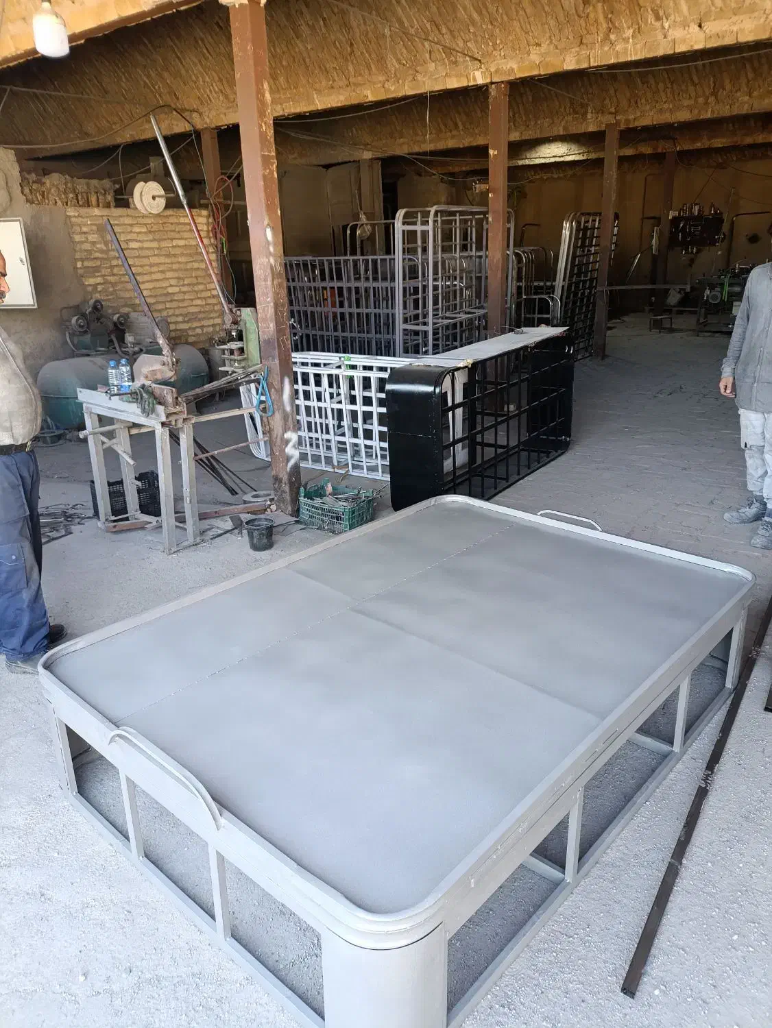 کفی تخت خواب جکدار وساده و ثابت فلزی و زیر تشکی|تخت و سرویس خواب|پاکدشت, پاکدشت (مامازند)|دیوار